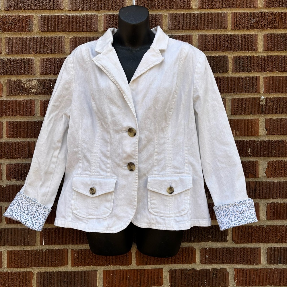 Upcycled Women’s XL White Cotton Jean Denim jacket with floral lace appliqué - Picture 3 of 9
